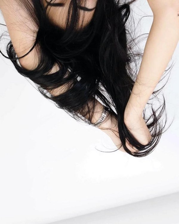 Девушка пол лица брюнетка