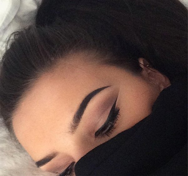 Девушка пол лица брюнетка