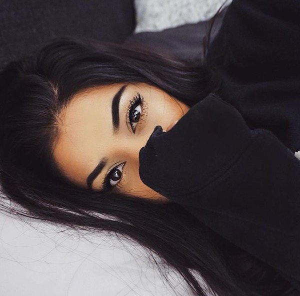 Девушка пол лица брюнетка