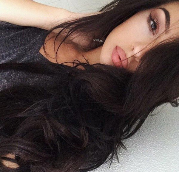 Девушка пол лица брюнетка