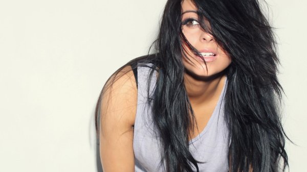 Девушка пол лица брюнетка