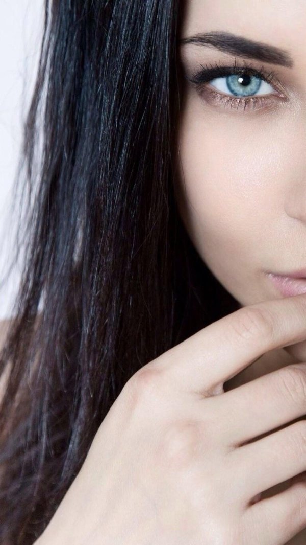 Девушка пол лица брюнетка