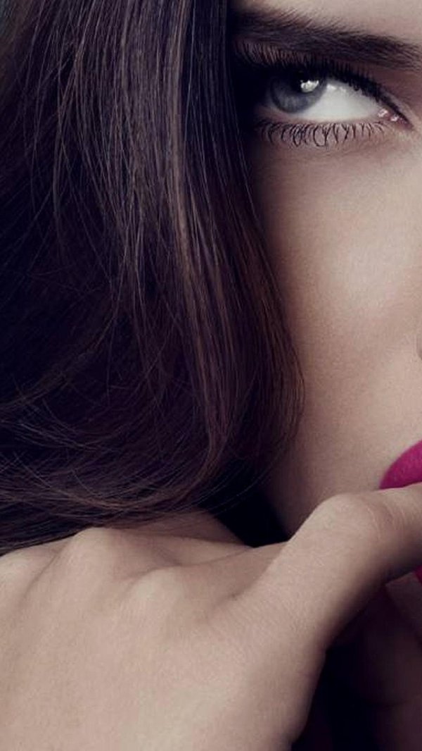 Девушка пол лица брюнетка