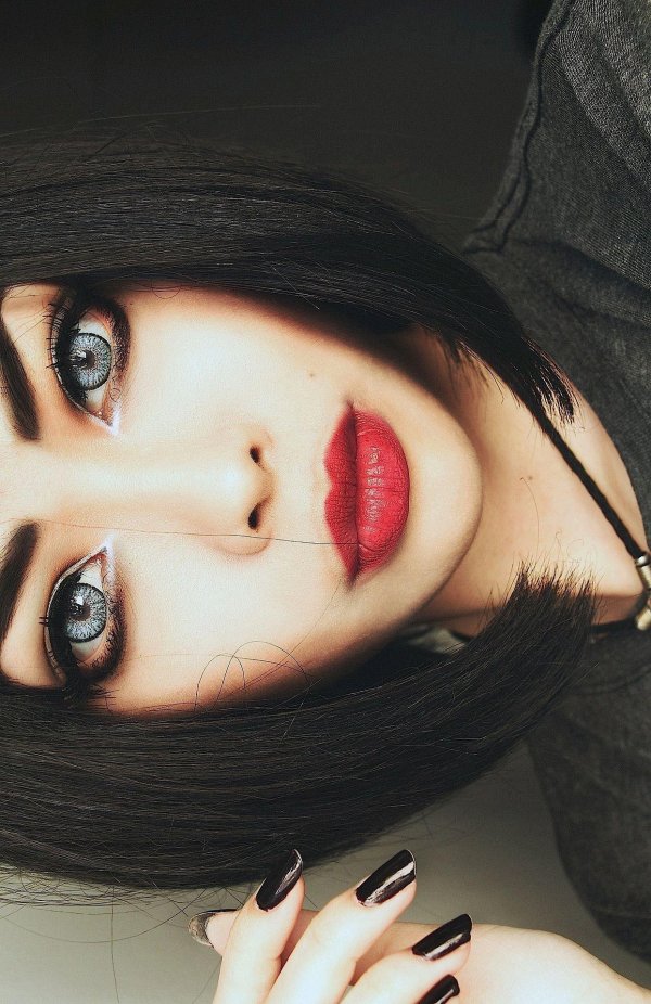 Девушка пол лица брюнетка