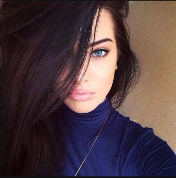 Девушка пол лица брюнетка