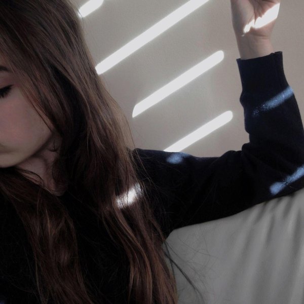 Девушка пол лица брюнетка