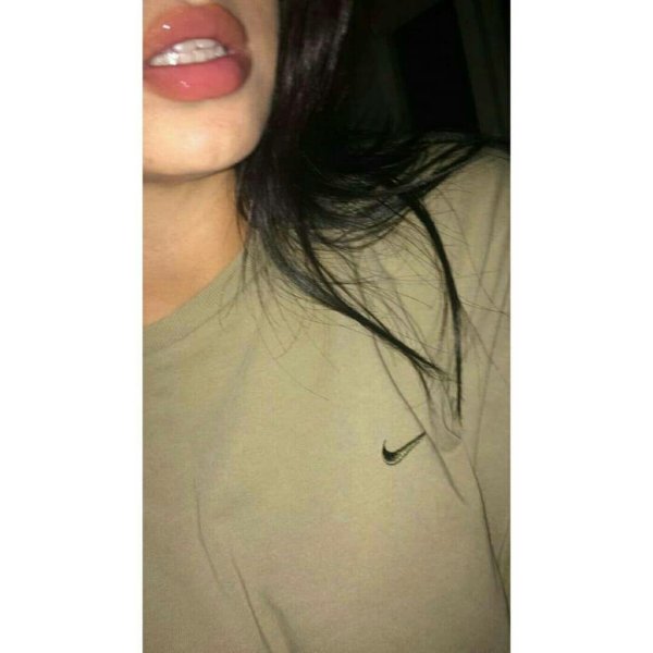 Девушка пол лица брюнетка