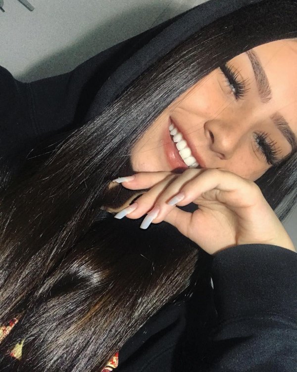 Девушка пол лица брюнетка