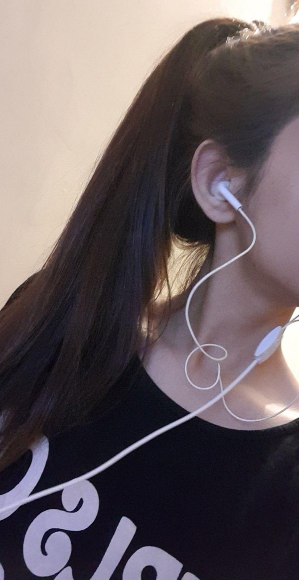 Девушка пол лица брюнетка