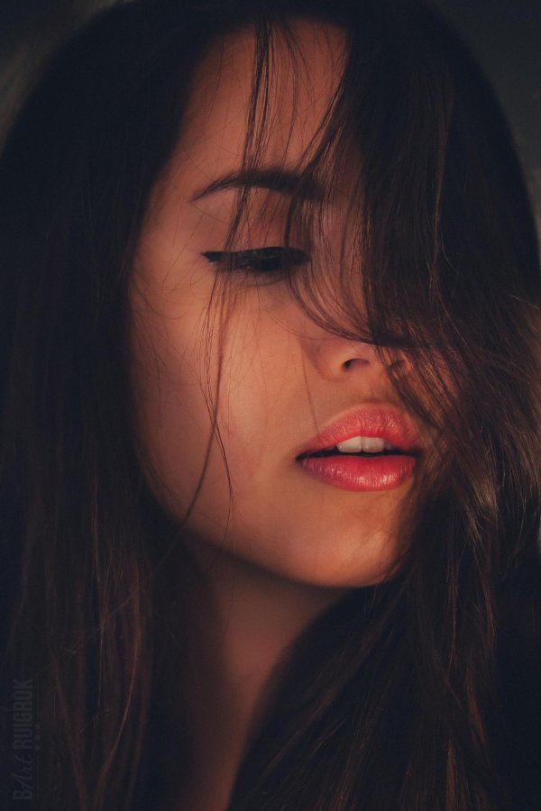 Девушка пол лица брюнетка