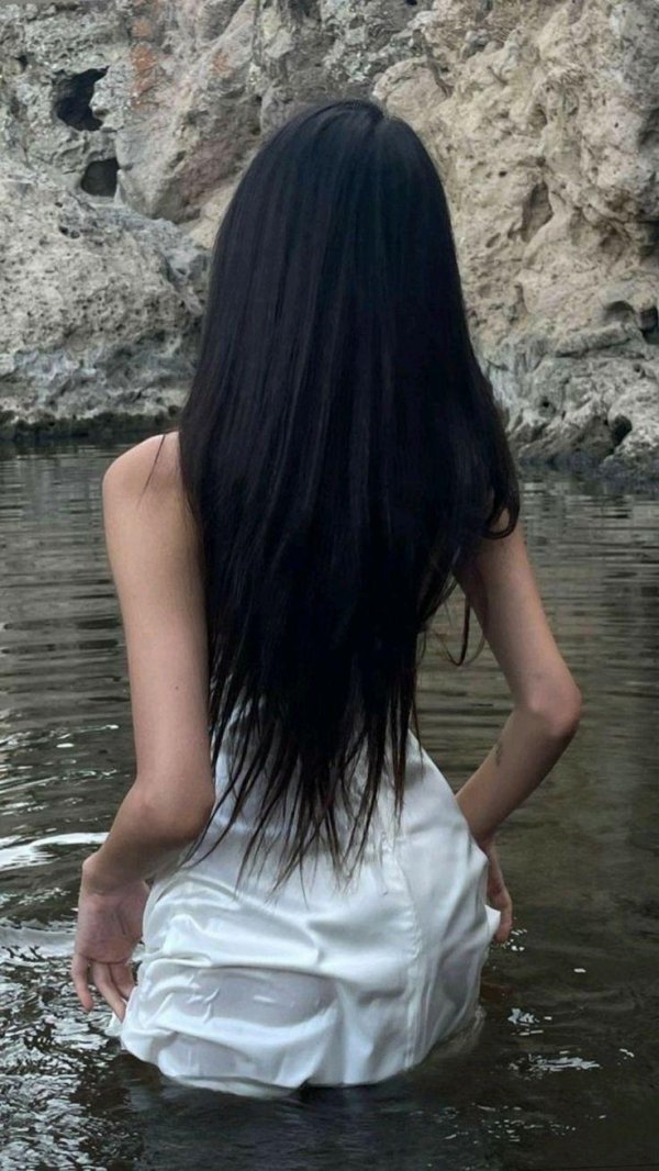 Девушка пол лица брюнетка