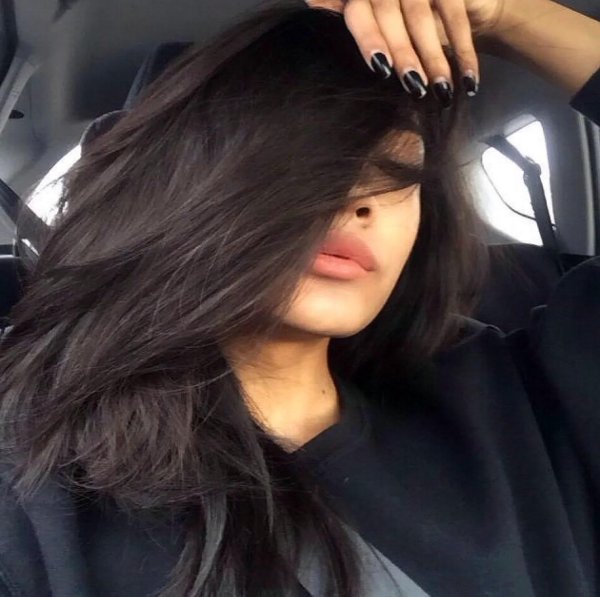 Девушка пол лица брюнетка