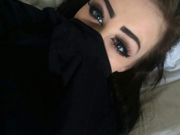 Девушка пол лица брюнетка