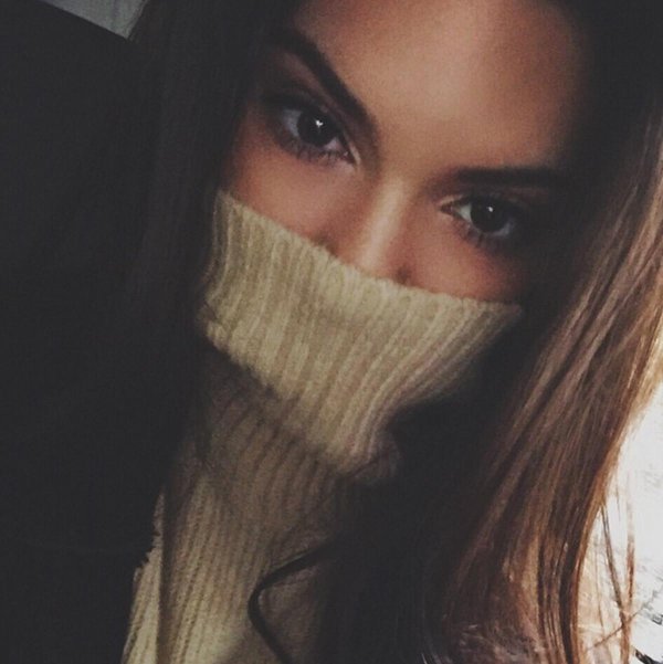 Девушка пол лица брюнетка