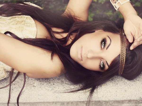 Девушка пол лица брюнетка