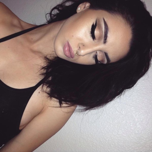 Девушка пол лица брюнетка