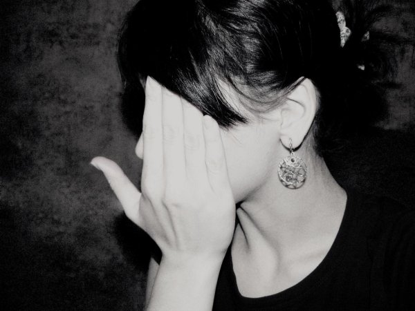 Девушка пол лица брюнетка