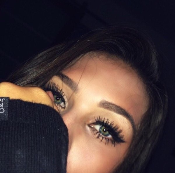 Девушка пол лица брюнетка