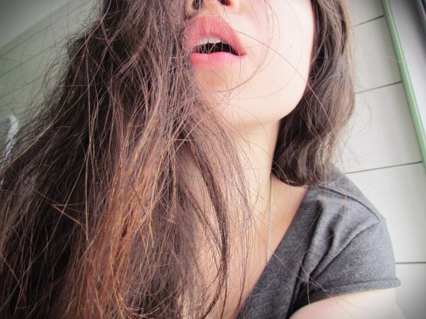 Девушка пол лица брюнетка