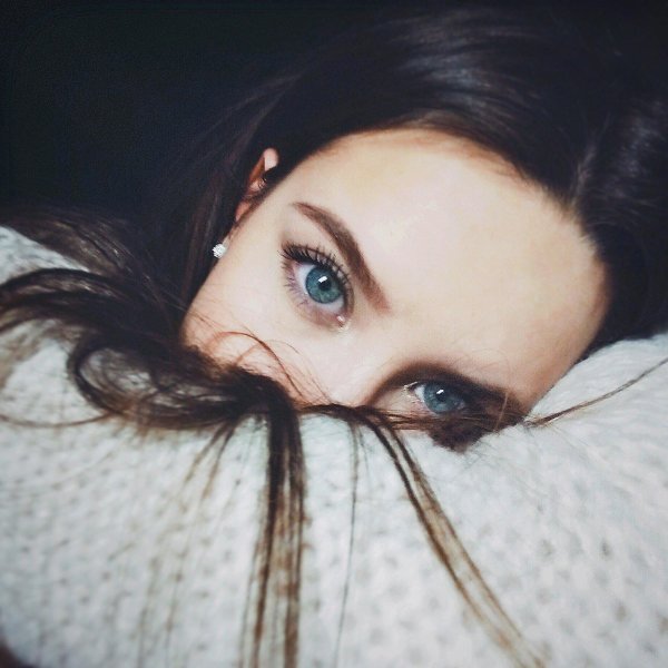 Девушка пол лица брюнетка