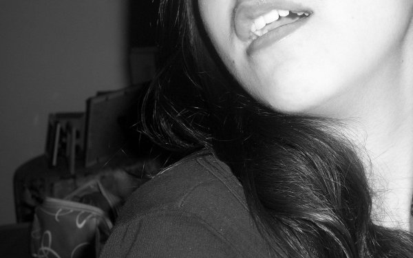 Девушка пол лица брюнетка