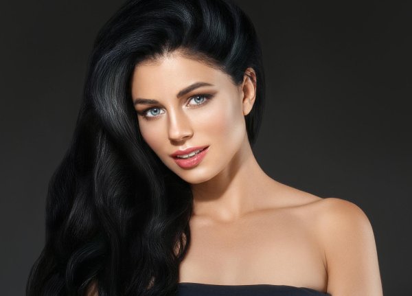 Девушка пол лица брюнетка