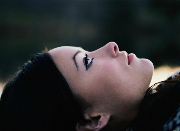 Девушка с закрытыми глазами