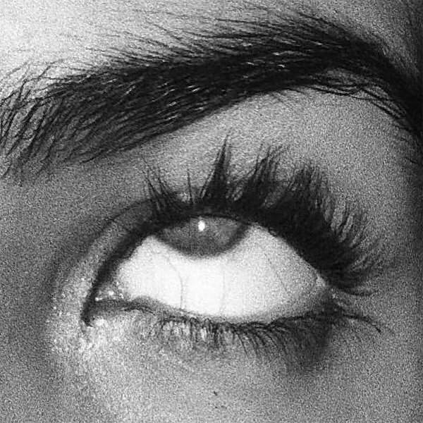 Девушка с закрытыми глазами