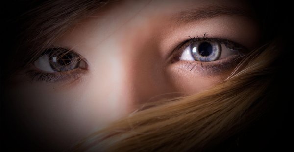 Девушка с закрытыми глазами