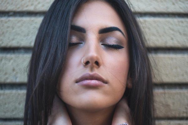 Девушка с закрытыми глазами