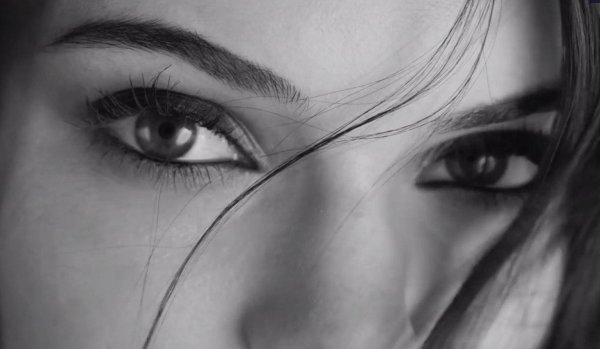 Девушка с закрытыми глазами