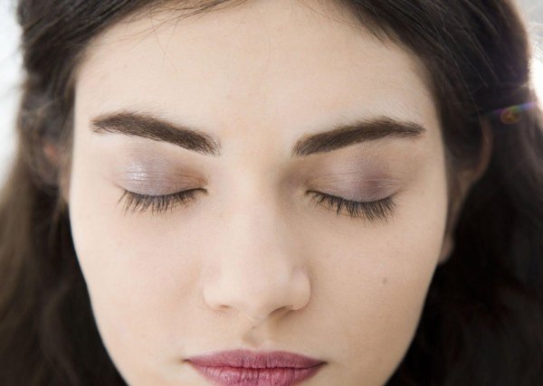 Девушка с закрытыми глазами