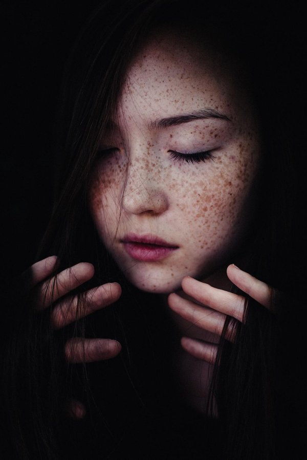 Девушка с закрытыми глазами