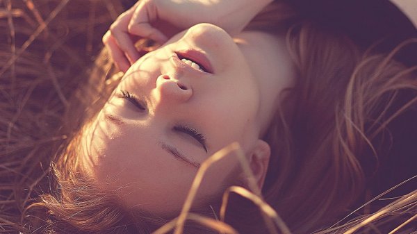 Девушка с закрытыми глазами