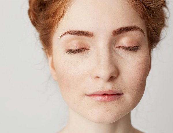 Девушка с закрытыми глазами