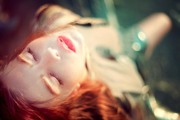Девушка с закрытыми глазами
