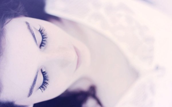 Девушка с закрытыми глазами