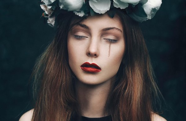 Девушка с закрытыми глазами