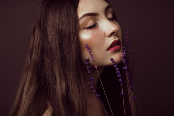 Девушка с закрытыми глазами