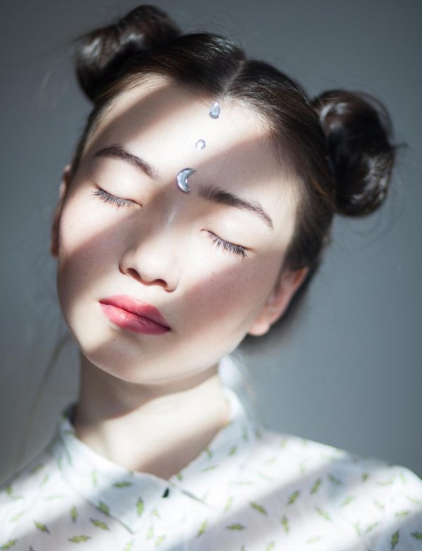 Девушка с закрытыми глазами