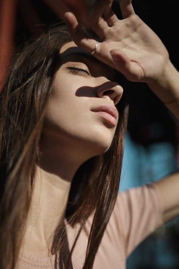 Девушка с закрытыми глазами