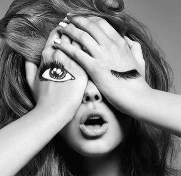 Девушка с закрытыми глазами