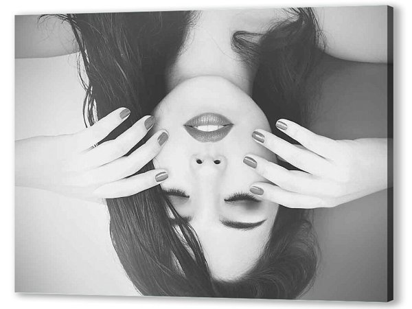 Девушка с закрытыми глазами