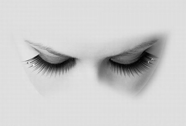 Девушка с закрытыми глазами