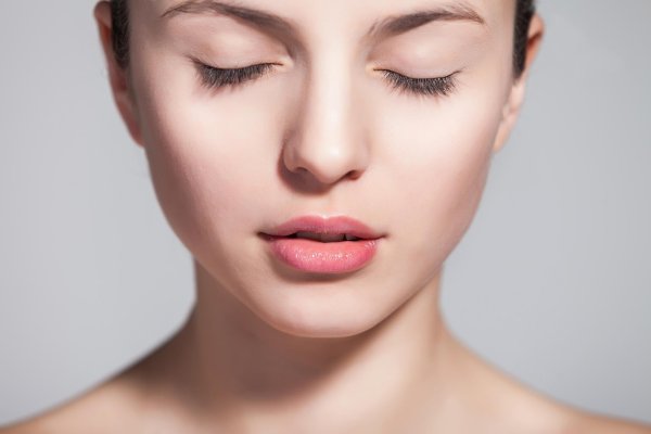 Девушка с закрытыми глазами