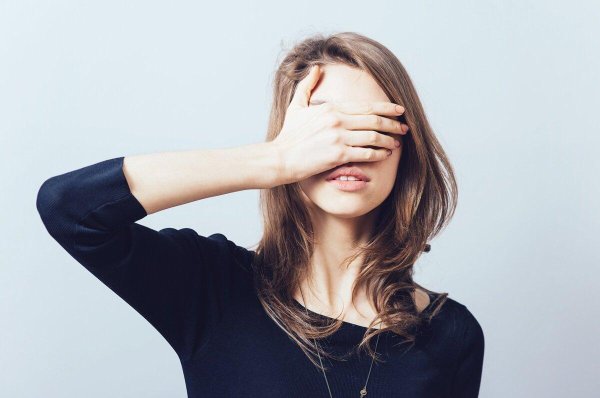 Девушка с закрытыми глазами