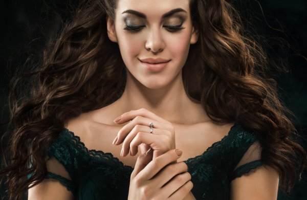 Девушка с закрытыми глазами