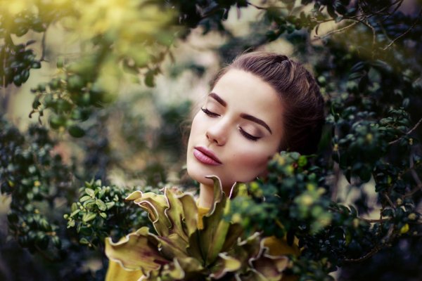 Девушка с закрытыми глазами