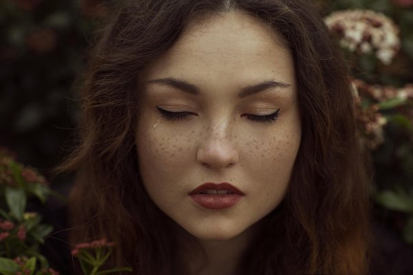 Девушка с закрытыми глазами