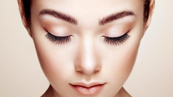 Девушка с закрытыми глазами